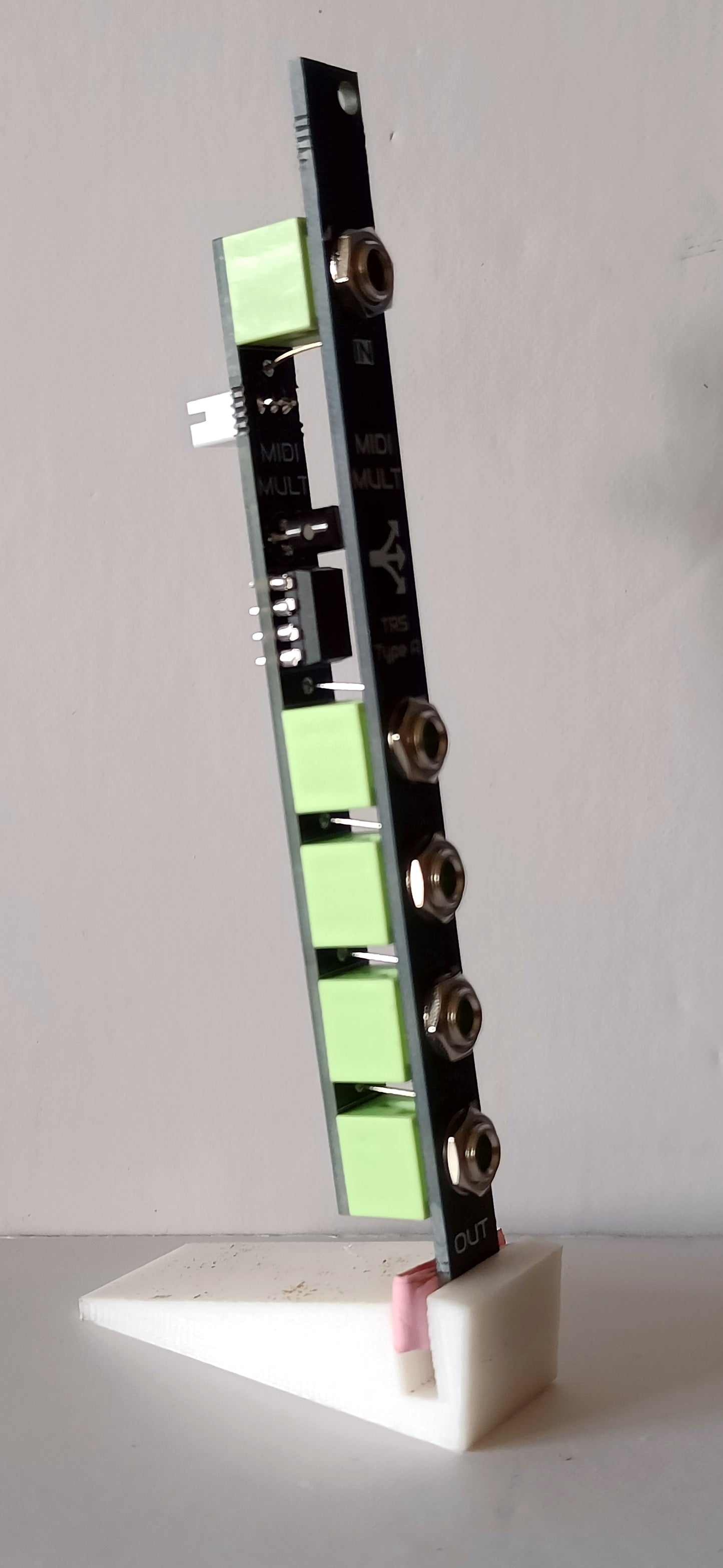 MIDI-MULTv2: 4-way TRS MIDI thru module (2HP)