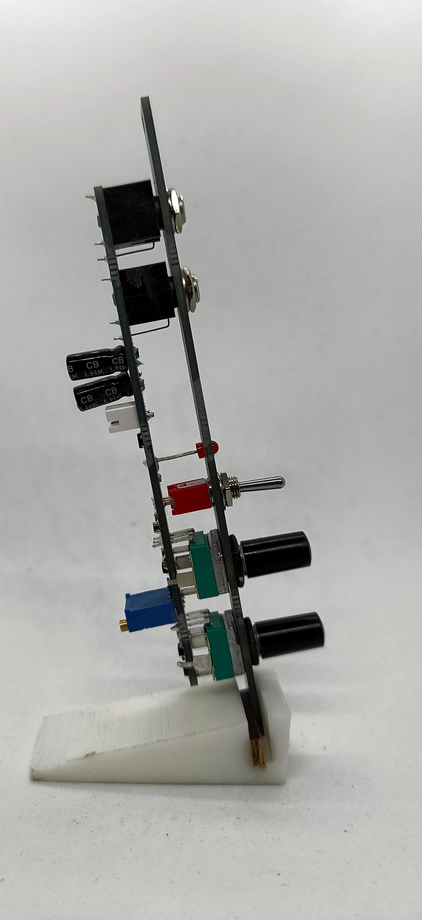 QuiteSmallLFO: Square/ramp LFO (2HP)